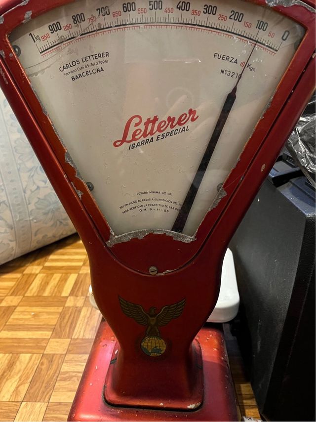 Báscula antigua con águila y globo terráqueo