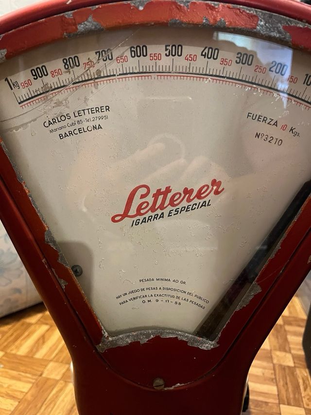 Báscula antigua con águila y globo terráqueo