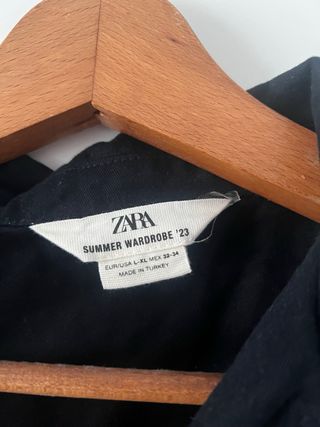 Mono corto negro hombre