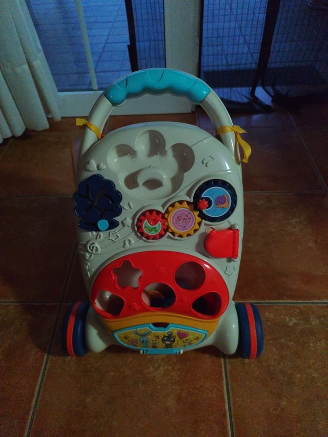 Andador para bebé con actividades