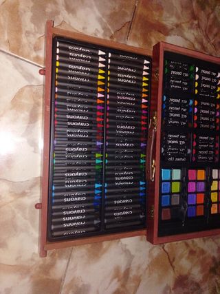 Maletín de madera con detalles dorados