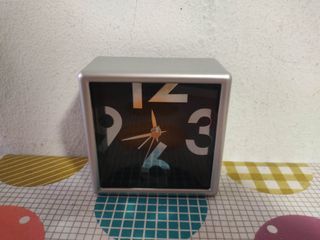 Reloj de mesa cuadrado 9x9 cm - gratis