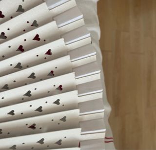 Abanico de madera blanco con corazones