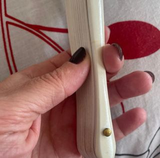 Abanico de madera blanco con corazones