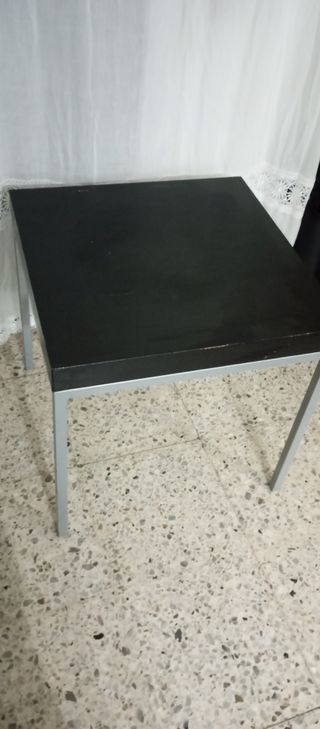 Mesa auxiliar negra y plateada