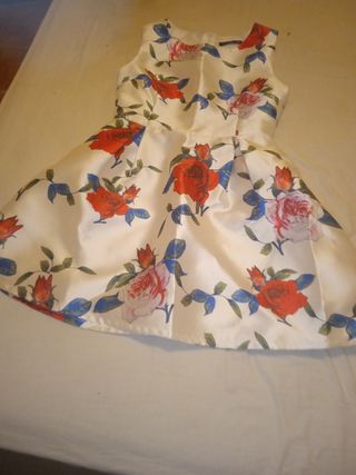 Vestido de raso con rosas