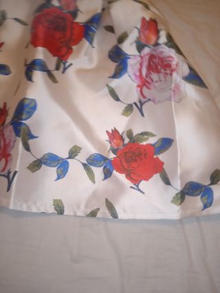 Vestido de raso con rosas