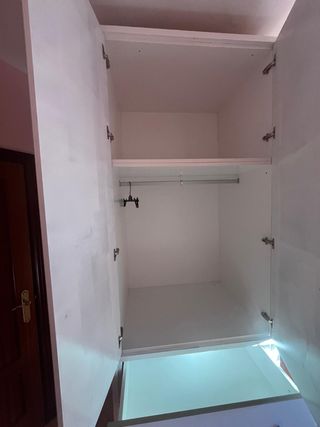 Armario blanco con cajones desmontado 
