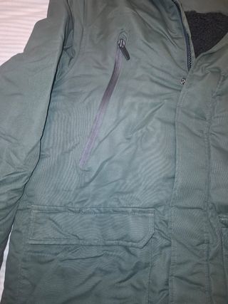 Anorak verde con capucha de pelo