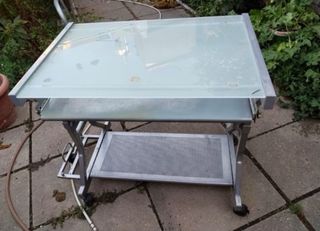 Escritorio de vidrio y metal