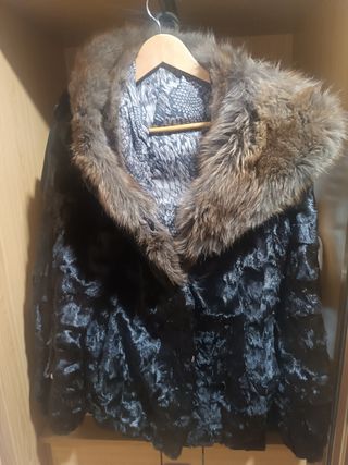 Abrigo de piel con cuello 