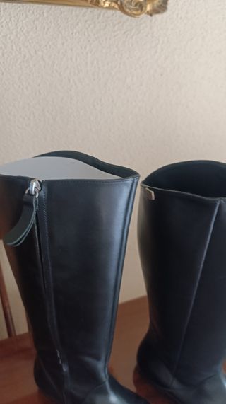 Botas altas de piel negras