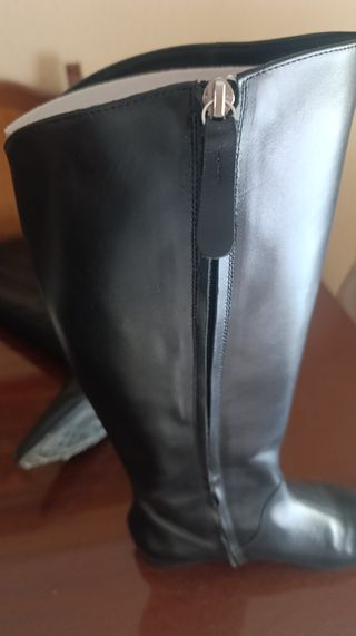 Botas altas de piel negras