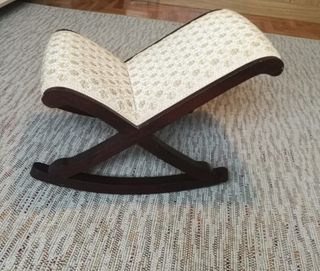 Reposapiés mecedor clásico madera noble, tapizado.