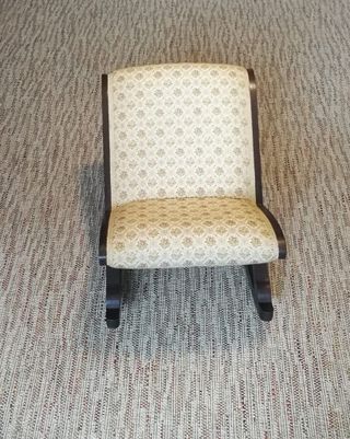 Reposapiés mecedor clásico madera noble, tapizado.