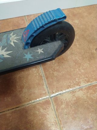 Patinete Decathlon azul con figura de oveja