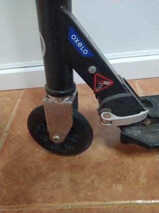 Patinete Decathlon azul con figura de oveja