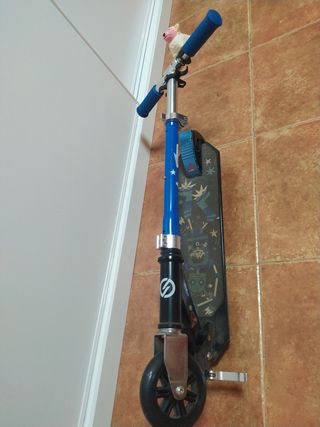 Patinete Decathlon azul con figura de oveja