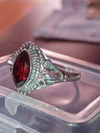 Anillo de plata con piedra roja.
