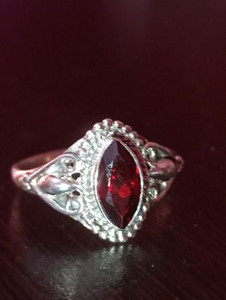 Anillo de plata con piedra roja.