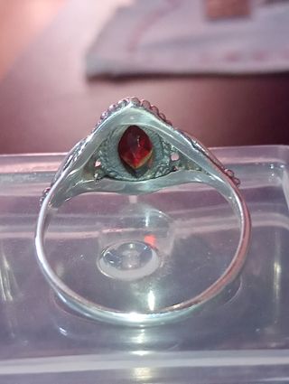 Anillo de plata con piedra roja.