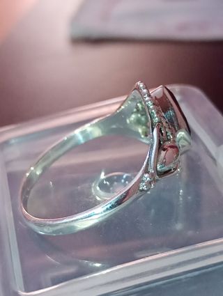 Anillo de plata con piedra roja.