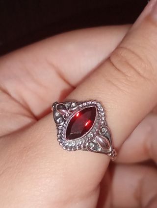 Anillo de plata con piedra roja.