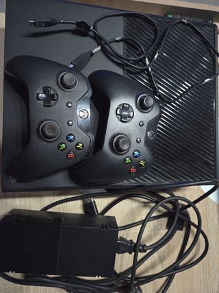 Consola Xbox one Negra con Mandos y Cargador