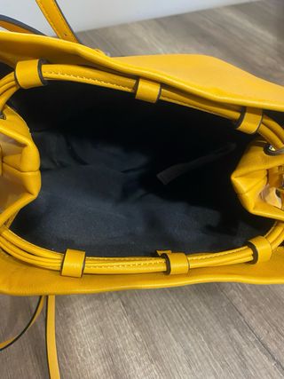 Bolso amarillo con cremalleras