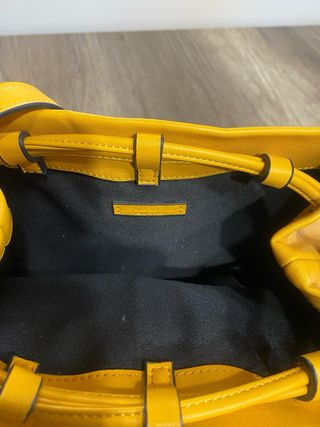 Bolso amarillo con cremalleras