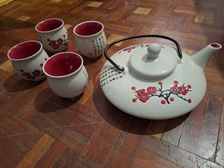 Juego de té japonés con flores