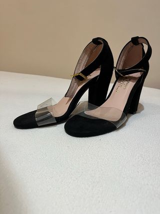 Zapatos negros tacón con tira transparente