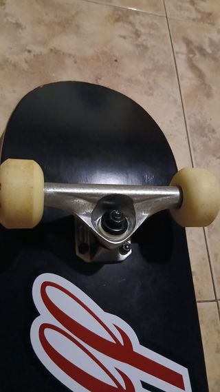 Skate Enuff casi nuevo, sin ruedas con truck