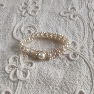 Pulsera de perlas y cierre dorado