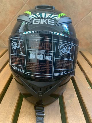 Casco negro con detalles en verde 46 de Rossi 