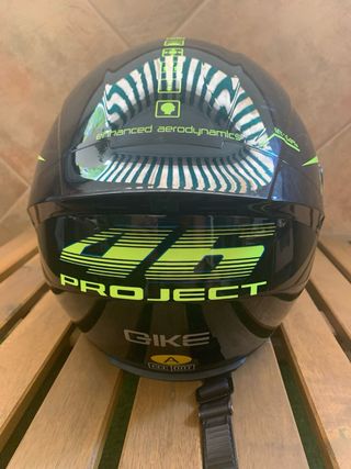 Casco negro con detalles en verde 46 de Rossi 