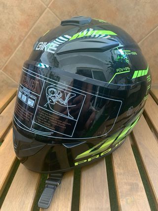 Casco negro con detalles en verde 46 de Rossi 