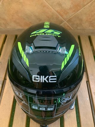 Casco negro con detalles en verde 46 de Rossi 