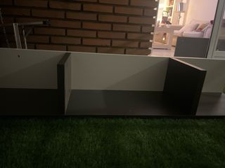 Estanterías de madera grises y blancas