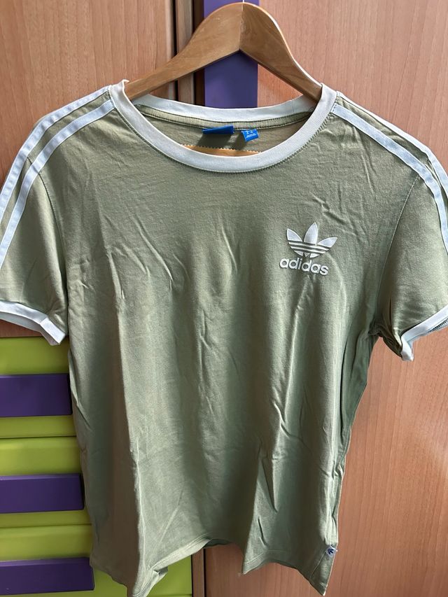 Camiseta Adidas Verde Oliva con Rayas