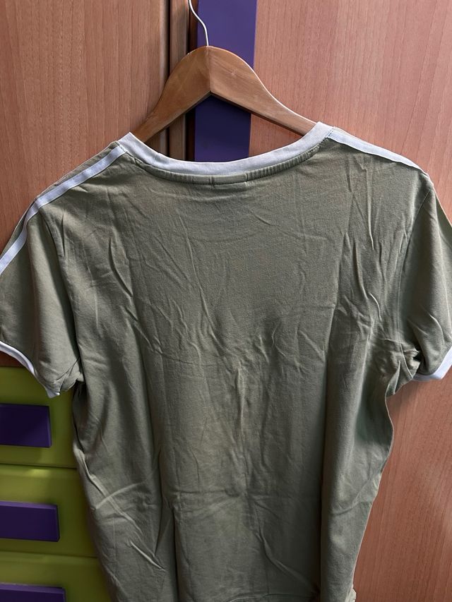 Camiseta Adidas Verde Oliva con Rayas