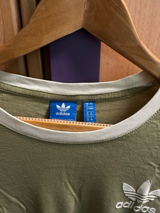 Camiseta Adidas Verde Oliva con Rayas