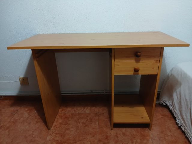 Escritorio de madera con 2 cajones