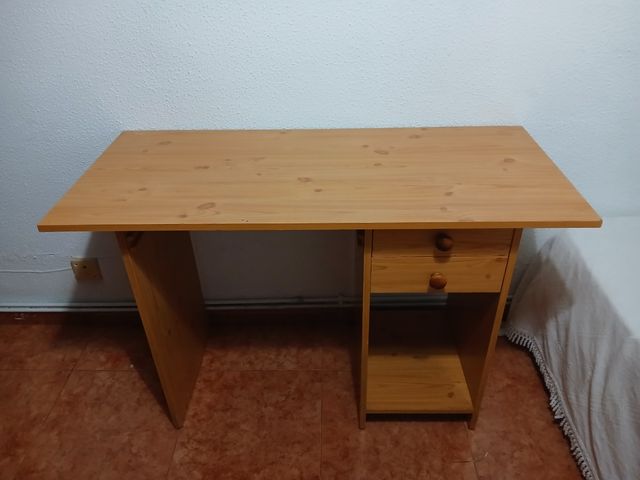 Escritorio de madera con 2 cajones