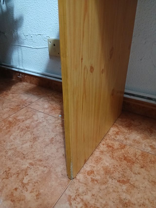 Escritorio de madera con 2 cajones