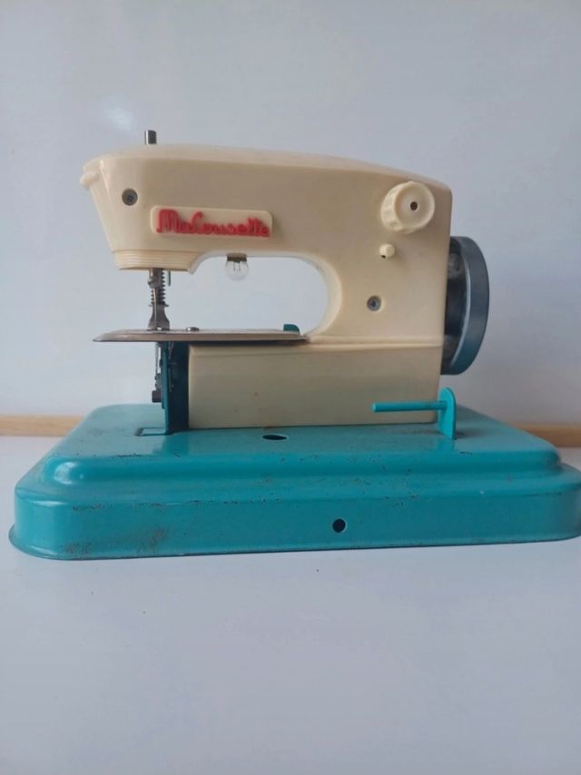 Máquina de coser antigua manual