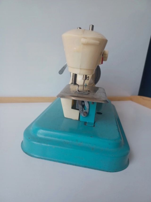 Máquina de coser antigua manual