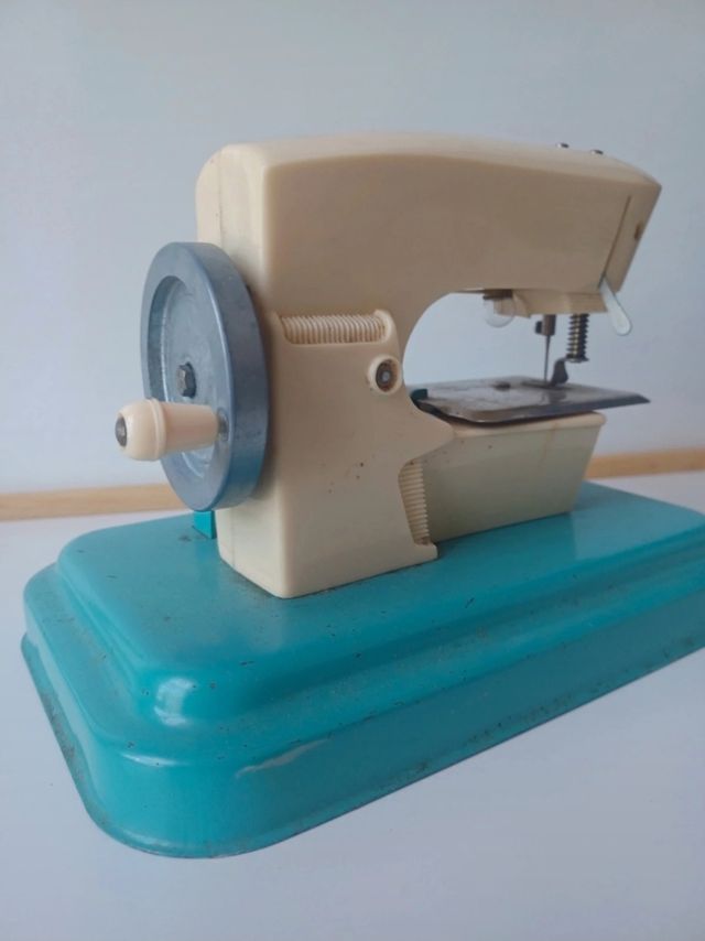 Máquina de coser antigua manual