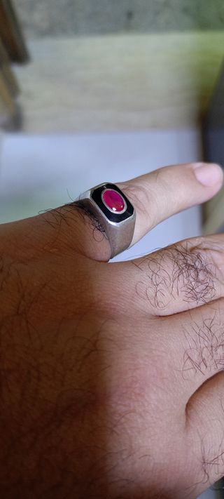 Anillo de plata con piedra roja