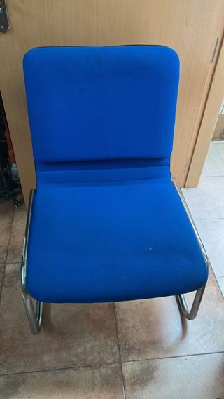 Sillas de oficina azules y negras